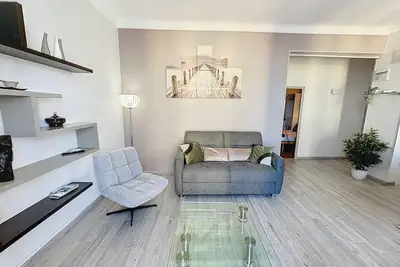 Image de Rol2 - Beau 2 pièces avec balcon et vue mer latérale