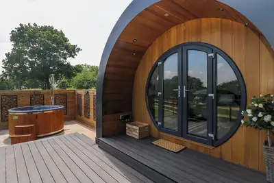 Image de Roselea Luxury Pod Lodge, with hot tub in Llanddarog