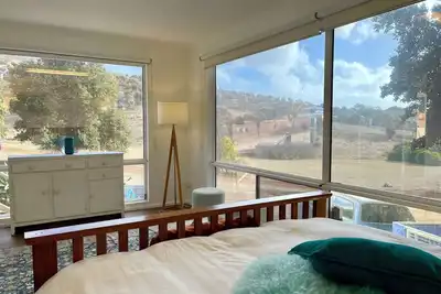 Image de Apartment amongst the Kangaroos and only a 3 minute walk to Snelling Beach