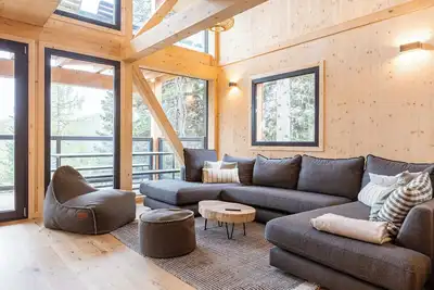 Image de Superior Chalet # 15 with Sauna & Hot Tub