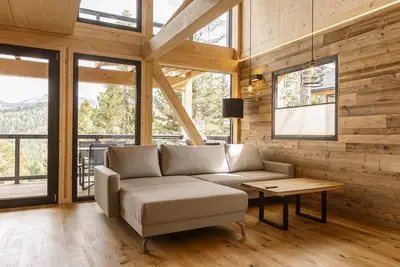 Image de Superior Chalet # 16 with Sauna & Hot Tub