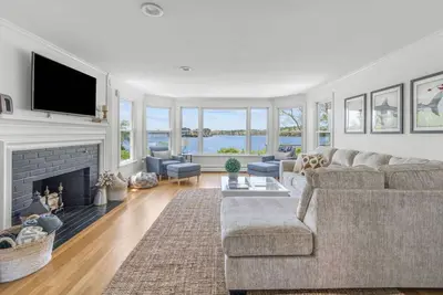 Image de Stunning Waterfront Home with Hot Tub, Deck, Fire Pits, Office & More