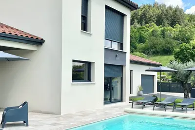 Image de Villa moderne avec piscine chauffée, idéal pour découvrir les monts du Lyonnais.