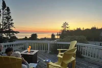 Charming lakefront cottage steps away from a sandy beach in Port Elgin!