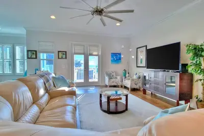 Image de New home with stunning views, and beach access just steps away! Elevator in unit.