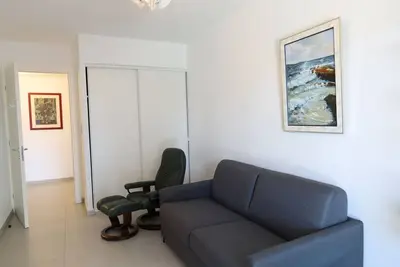 Image de Moderne appartement T3 avec jardin 5 mins du Port de Carry le Rouet et la mer.