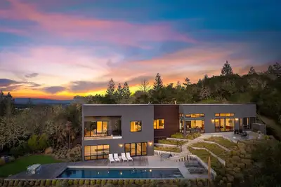 Image de Wander Sonoma Vineyards w/ Pool, Workstations & Hot Tub – 4 Bedrooms, Sleeps 8