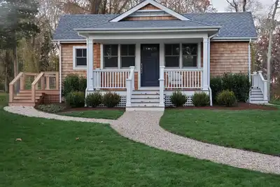 Image de Hamptons Waterview Custom Home with Designer Finishes