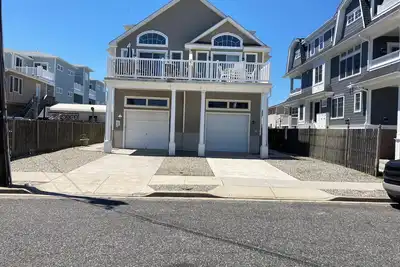 Image de Spacious 5 bedroom townhome in center of town.