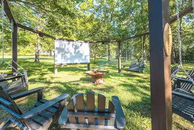 Image de 4 Br-Outdoor Theatre-Fire Pit-1/4mile to Marina