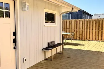 Image de Steps to the beach. Live your summer dreams. Pet friendly updated beach cottage.
