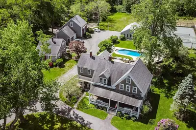 Image de Cape Cod Estate: 2 Homes, Pool, Tennis Court, Game Barn and Bar, Sleeps 20