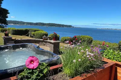 Image de Secluded bayfront home, watch beautiful sunsets over the bay from the hot tub.