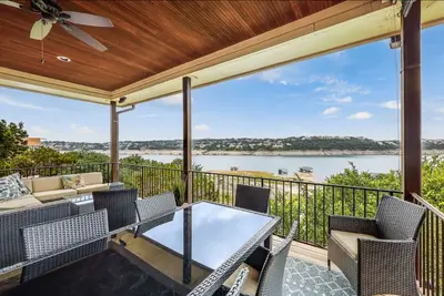 Image de Lakefront w gourmet kitchen, open living, multiple decks/patios, hot tub, dock