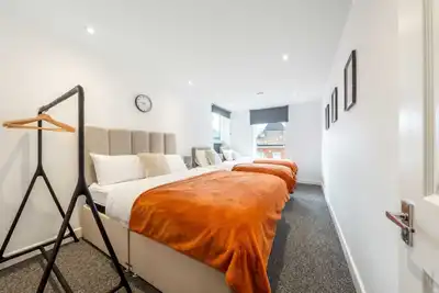 Image de 2 minutes to Edgware station, 15 minutes to Wembley Stadium