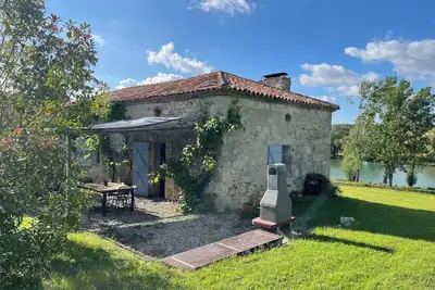 Image de Le gîte de « La Chartreuse » maison en pierre rénovée avec immense piscine (47)