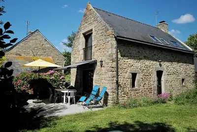 Image de Jolie maison bretonne en pierre, 5 à 600 mètres de la mer. Equivalent 3 étoiles.