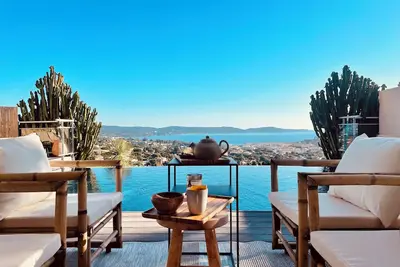 Image de Mas de charme avec piscine à débordement et vue mer panoramique magnifique