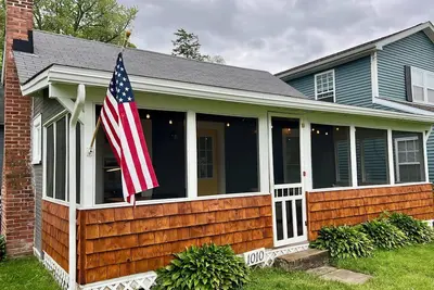 Image de Relax near Lake Erie at our charming 2-bedroom Huron cottage