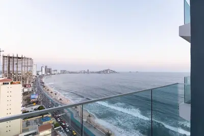 Image de Luxury apartment in front of the malecon/sea by PartnerHost
