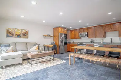 Image de 3bd Warm Springs Ski Condo - Hot Tub, Walk to Ski Lifts!