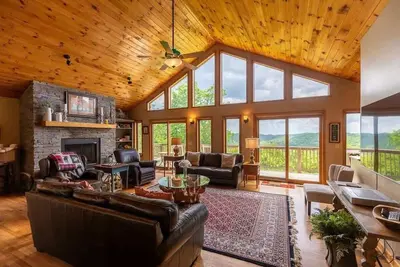 Image de 5 O'Clock between Boone & Blowing Rock - views, hot tub, pool table!