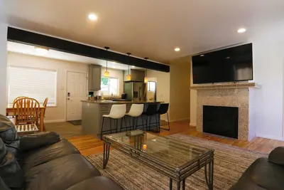 Image de Updated open floor plan home with 3 bedrooms for fantastic outdoors experience.