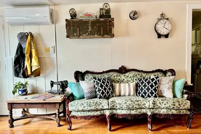 Image de Engineer’s Suite - Lakefront Luxury 2 Bedroom Vacation Rental