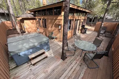Image de Rustic Redwood Cabin\/2bdrm\/Hot Tub\/Pets Allowed\/Wood Fireplace\/Deck