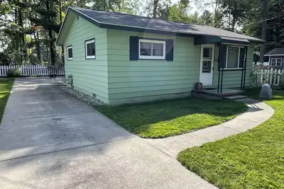 Image de Houghton Lake cabin with garage game room lounge. No cleaning fees.