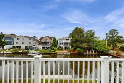 Image de Dog-friendly house with bay views, spacious layout, & family-friendly amenities