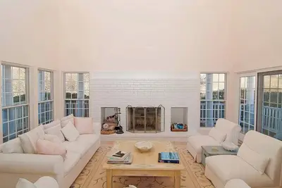 Image de Villa Victoria: Your Exquisite Luxury Retreat in Bridgehampton
