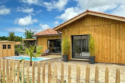 Image de Maison en bois avec piscine, proche de la plage 🌊