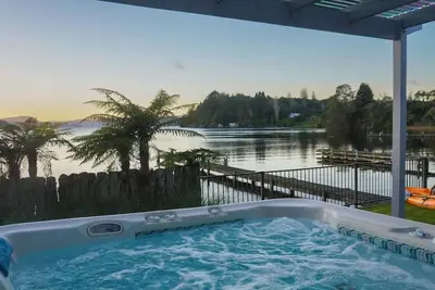 Image de Lakefront Oasis | Spa Pool, Kayaks + Amazing Views