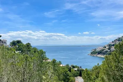 Image de Maison familiale située à 5 minutes à pied de la plage.