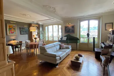 Image de Elegant, typically Parisian apartment, easy access to all tourist highlights.