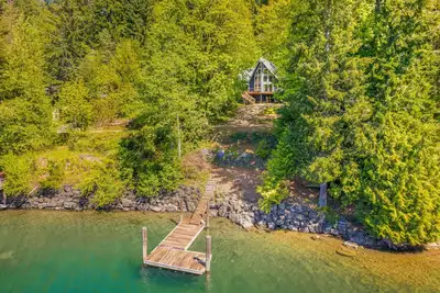 Image de Gorgeous Modern Cabin with Access to Lake Cushman!