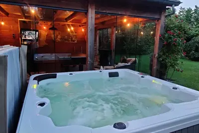 Image de Ecolodge Tilburg- Swimmingpool-jacuzzi-ensuite privat sauna- beautifull garden-