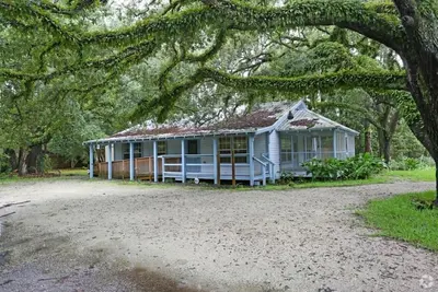 Image de Centrally located to fishing, biking, hiking, beaches, and seafood restaurants.