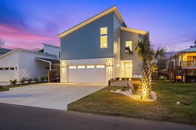 Image de New Listing - High end home with private heated pool and spa, dog friendly