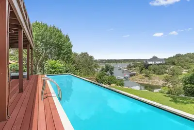 Image de Large 6br Lakefront Home with Private Pool & Views