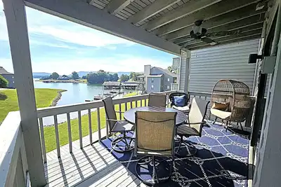 Image de On Lake Time: Lakefront Condo with Beautiful Views of Smith Mountain Lake