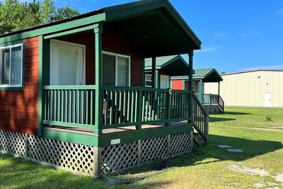 Image de Deluxe Creekside Cabin nearby Blount's Creek!
