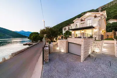 Image de ❤️Luxury Seafront Villa–4br | 5 Baths| 3 Equipped kitchen| Hot Tub| Bbq| Terrace