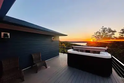 Image de Stunning Brand New 4br Lakeview Home with 8 person HotTub