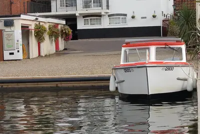 Image de Tracara in Horning, riverside location sleeps 8. Family & Pet friendly.