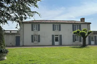 Image de Domaine \"Le Logis De L'Oie\" avec piscine dans un parc clos de murs en pierre