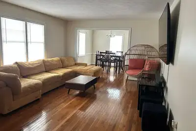 Image de 3 min to Lu, 85\" Tv, 2 Dining areas, Fenced backyard, Large Driveway