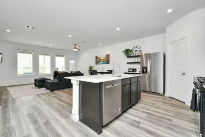 Image de Stylish & Cozy 4 Beds - Near Downtown W/ Backyard