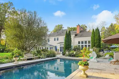 Image de Spectacular Mansion with pool/spa - close to Nyc